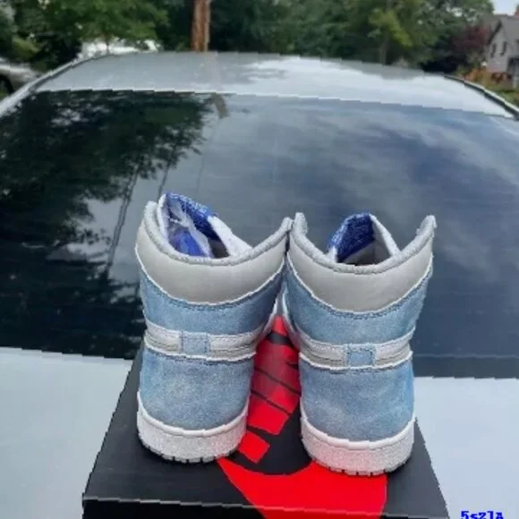 Jordan 1 Retro OG High Hyper Royal